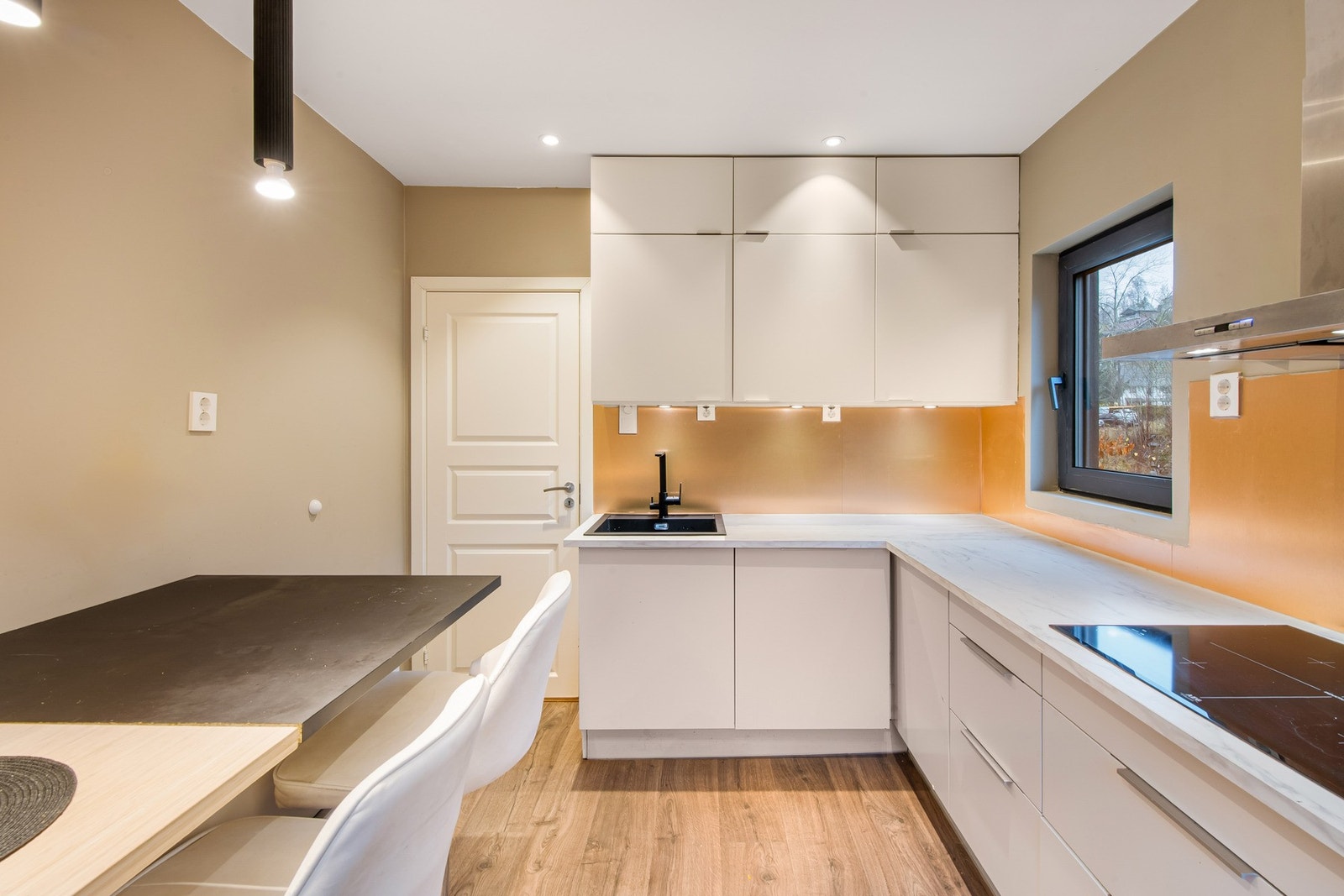 Takhøye overskap. Galleribilde