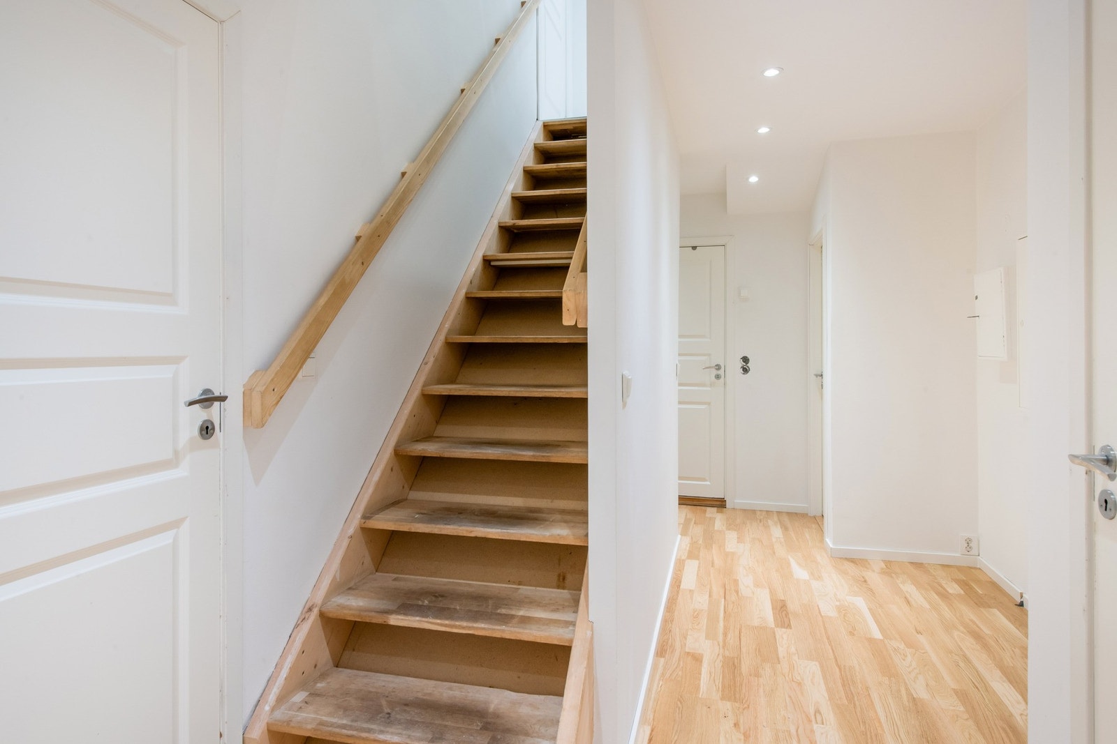 Gang 1. etasje med trapp til 2. etasje. Galleribilde