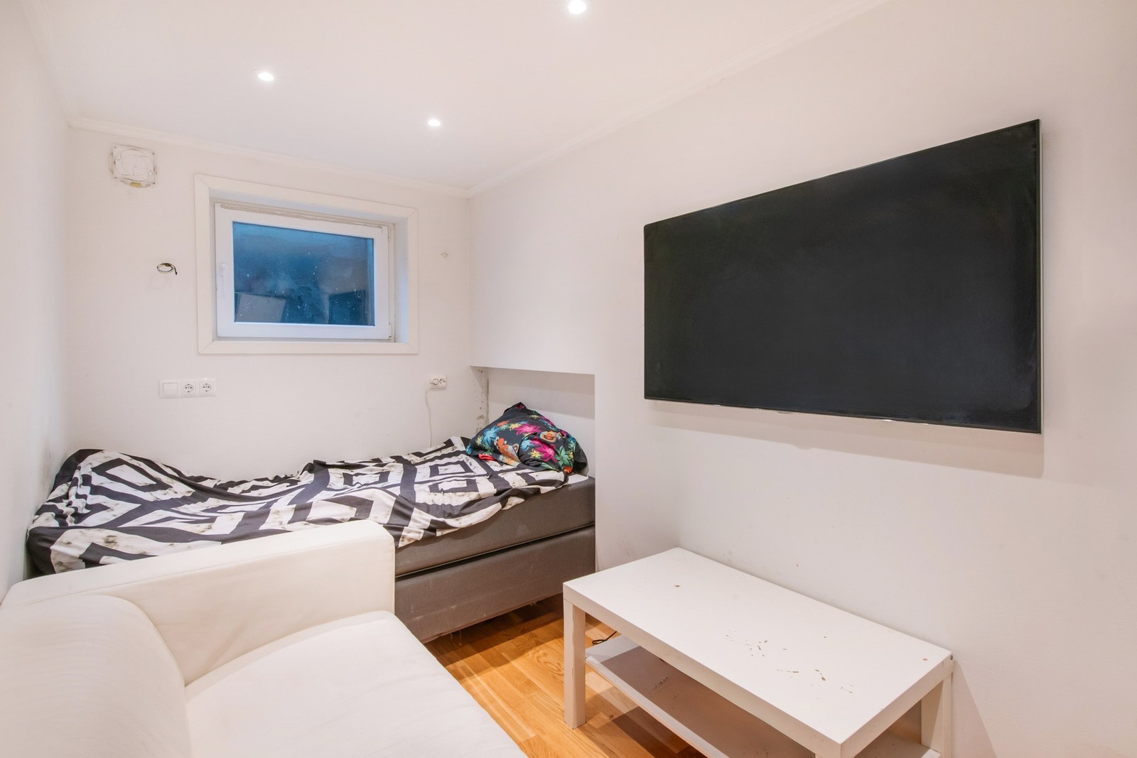 Soverom i underetasje ca. 6,8 kvm. Vinduet er litt for lite og bør påregnes skiftet. Galleribilde