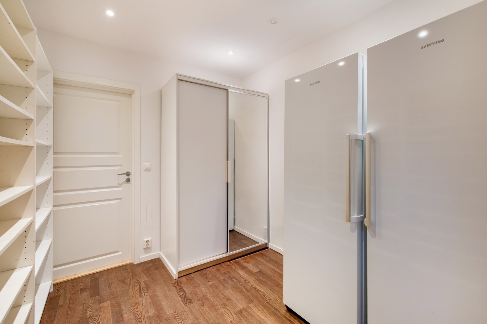 Romslig entré. Galleribilde