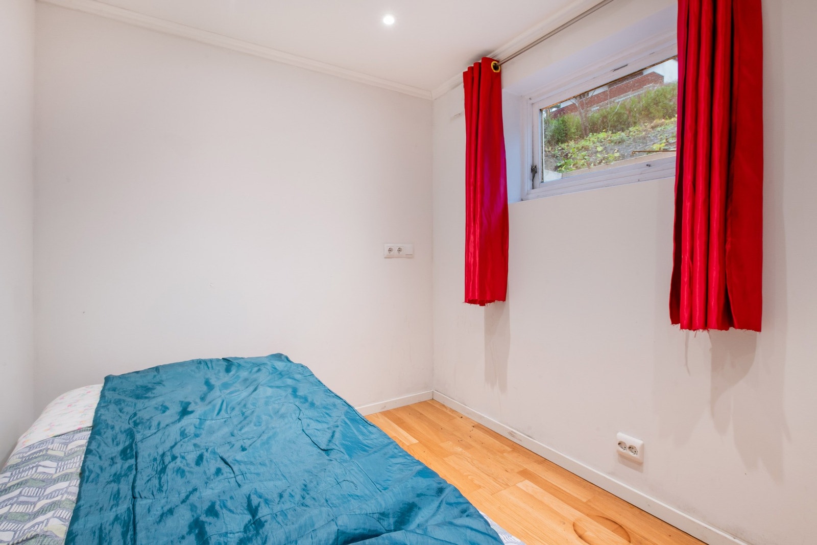 Hjørnesoverom i underetasje ca. 6,2 kvm. Vinduet er litt for lite og bør påregnes skiftet. Galleribilde