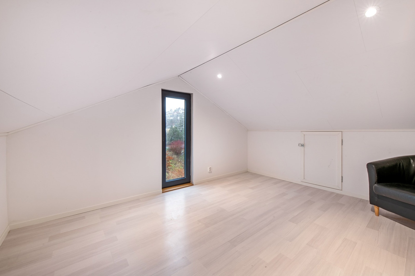 Klesbod på loft. Ikke målbart areal, litt for lav takhøyde. Bildet er tatt før rekkverk på fransk balkongdør ble montert. Galleribilde