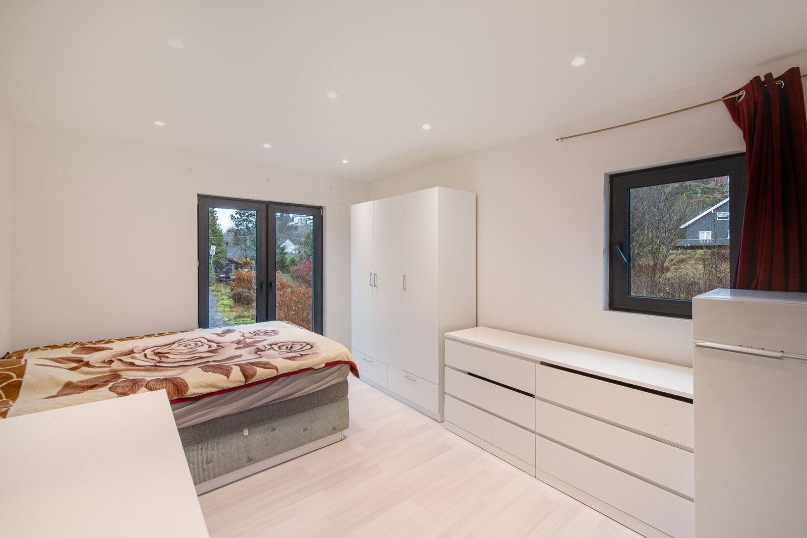 Hjørnesoverom 2. etasje, ca. 13 kvm. Bildet er tatt før rekkverk på fransk balkongdør ble montert. Galleribilde