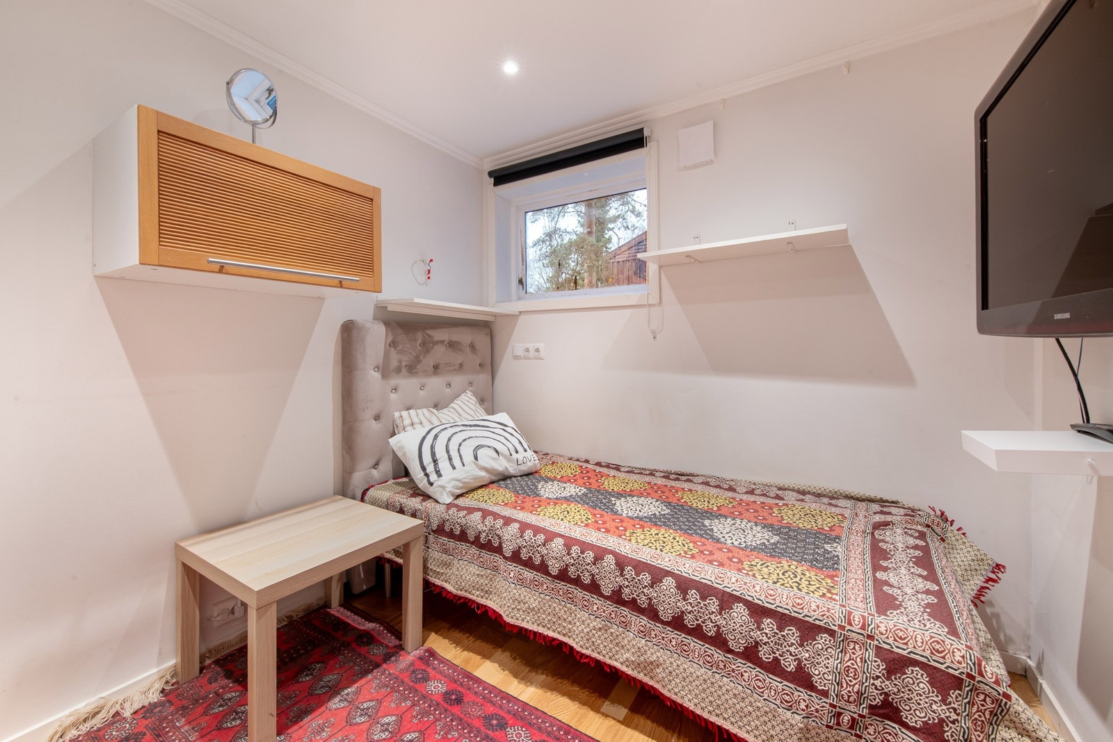 Soverom 6,2 kvm. Vinduet er litt for lite og bør påregnes skiftet. Galleribilde