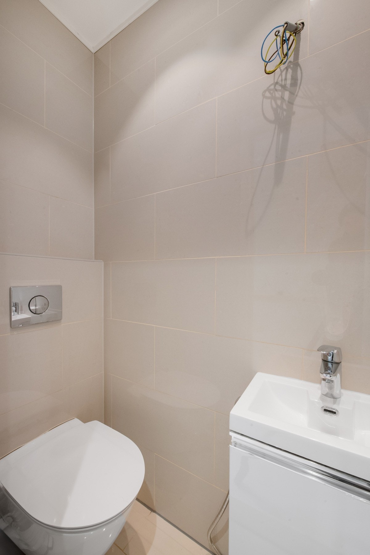 Separat WC 2. etasje med vegghengt toalett og servant. Galleribilde