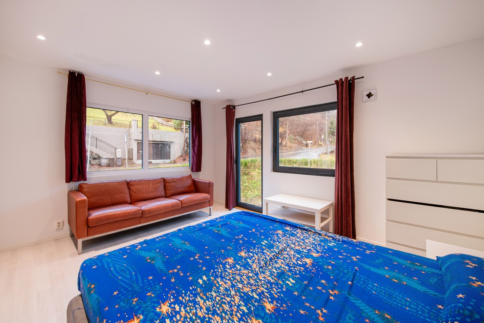 Stue/soverom 2. etasje, ca. 18 kvm. Bildet er tatt før rekkverk på fransk balkongdør ble montert. Galleribilde