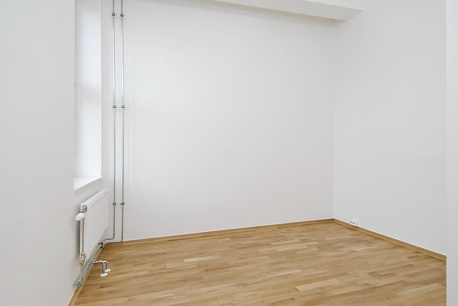 Soverom med utsikt mot stille bakgård Galleribilde