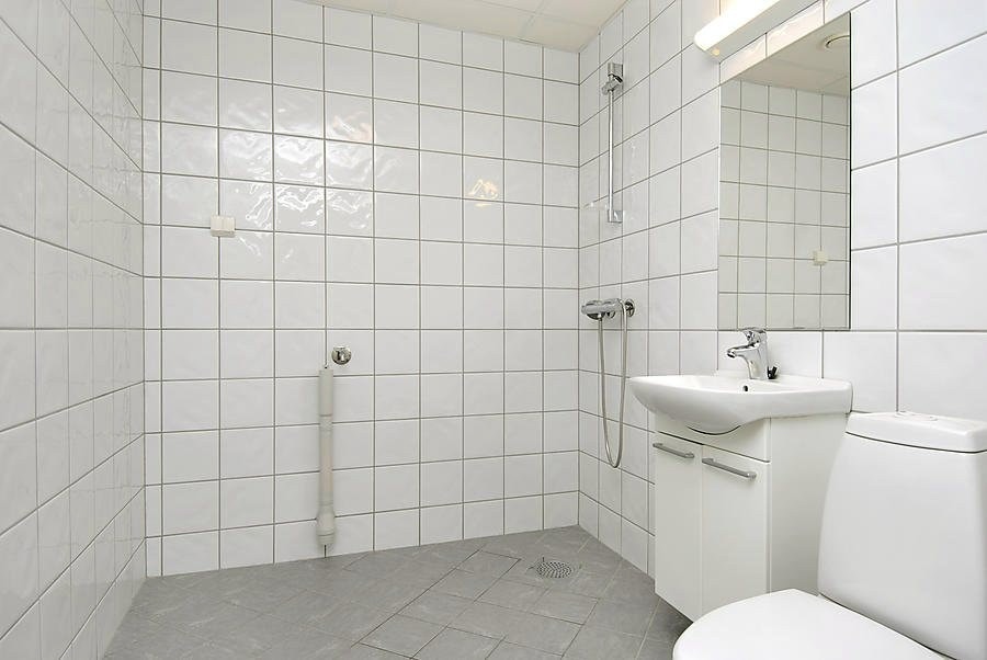 Baderom med varmekabler, opplegg for vaskemaskin Galleribilde