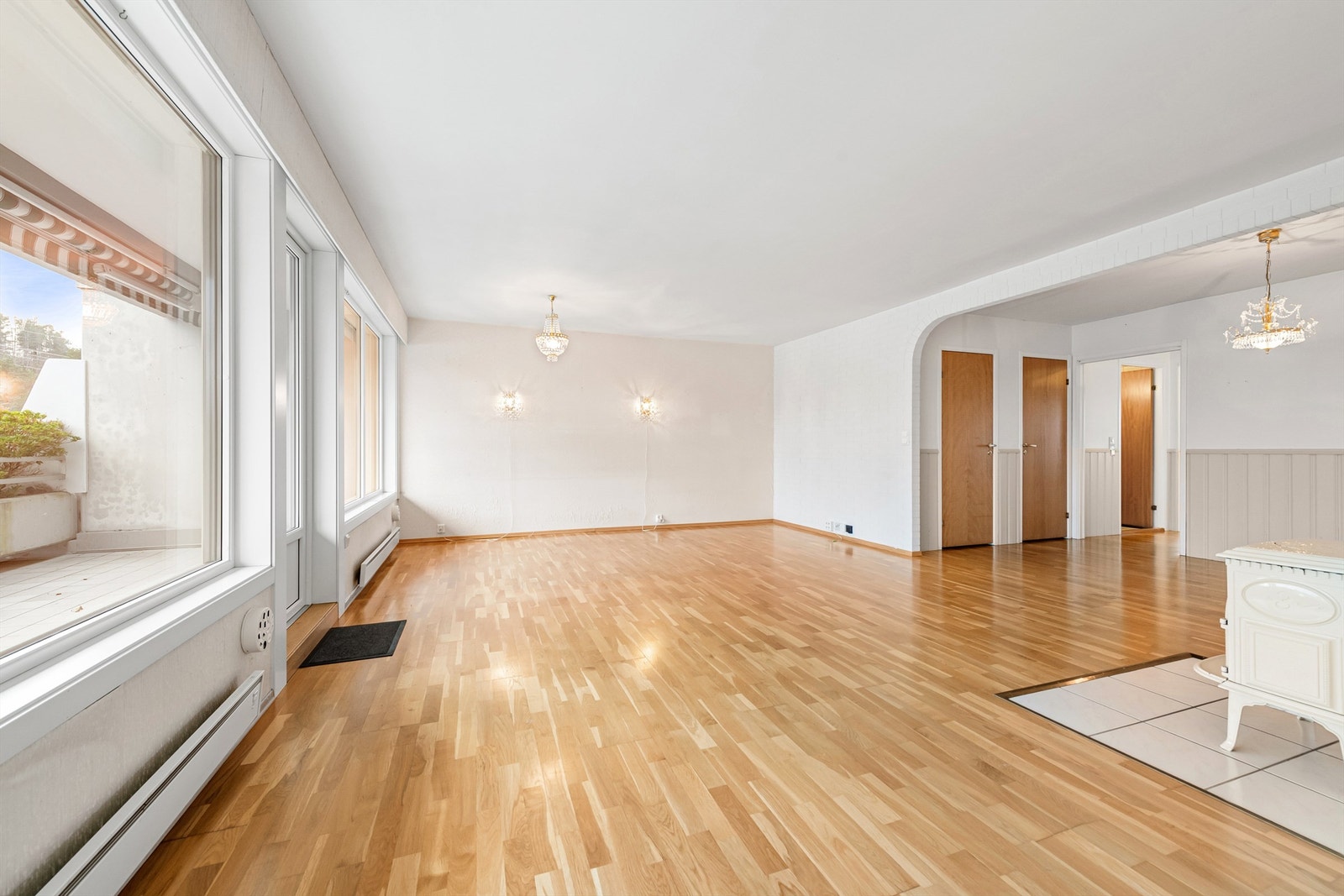 Romslig stue med god plass til flere soner og sitteplasser. Galleribilde