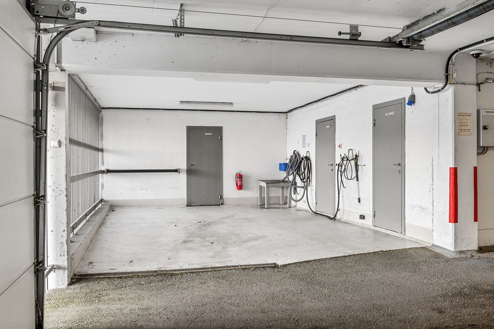 Det er vaskeplass for bil i felles garasjeanlegg Galleribilde