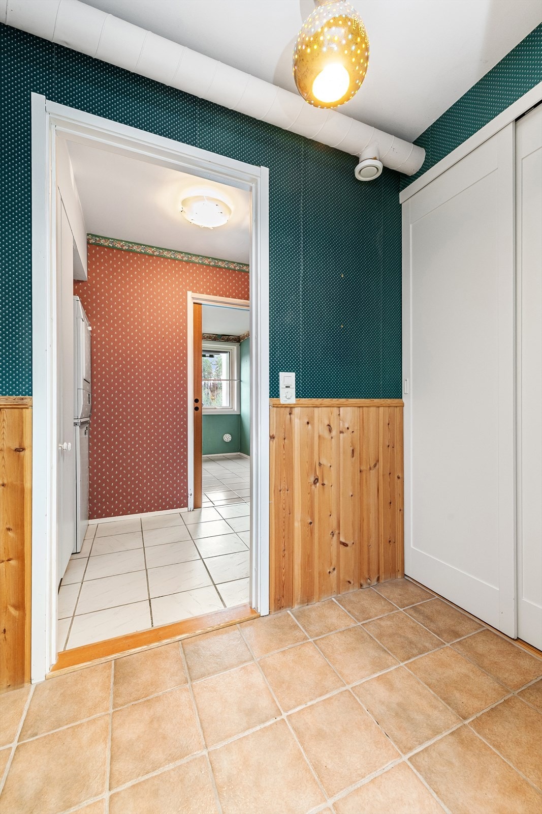 Entre med flislagt gulv med gulvvarme. Skyvedørsgarderobe Galleribilde