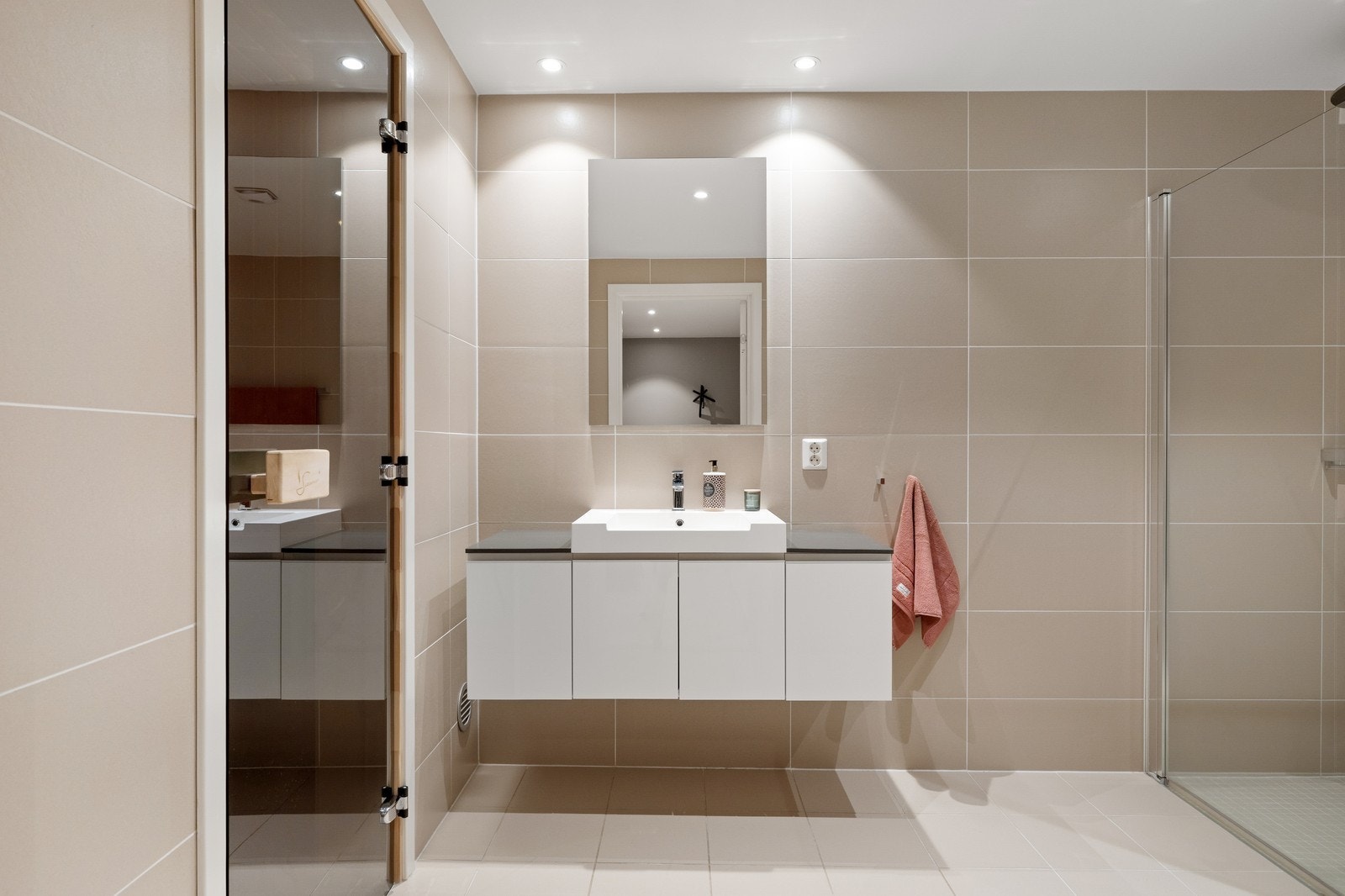 Stilig og funksjonelt baderom med badstue. Galleribilde