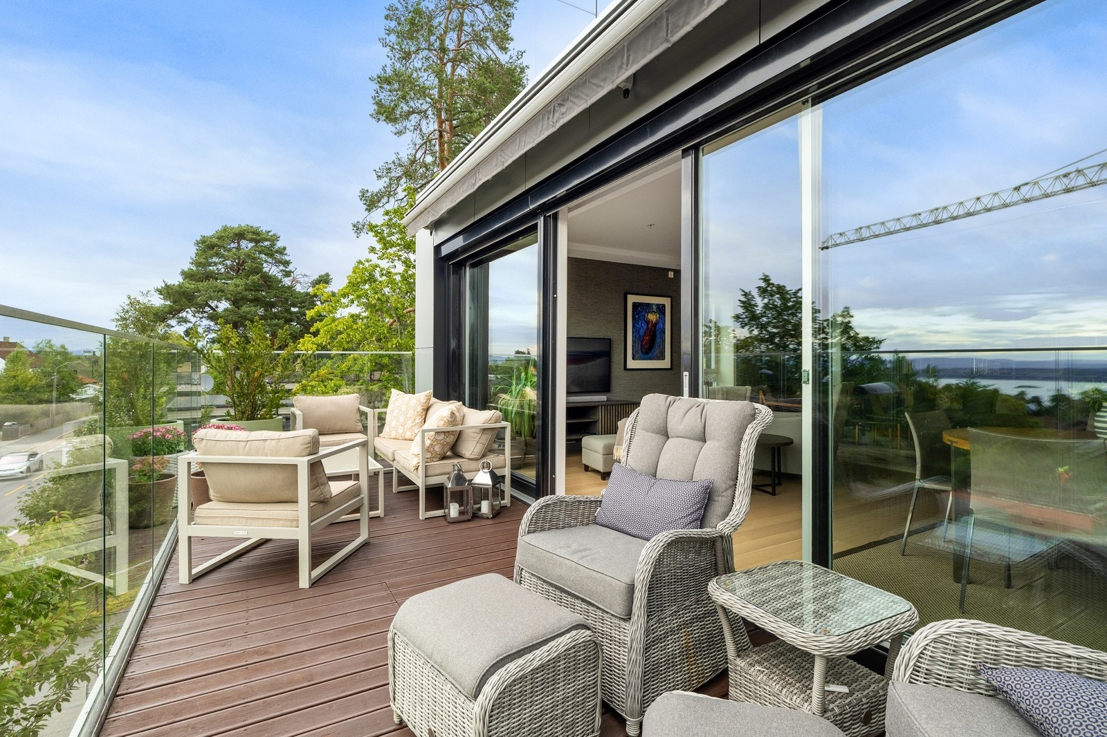 Solrik sydvestvendt terrasse på 16 kvm – perfekt for avslapning og sosiale stunder. Galleribilde