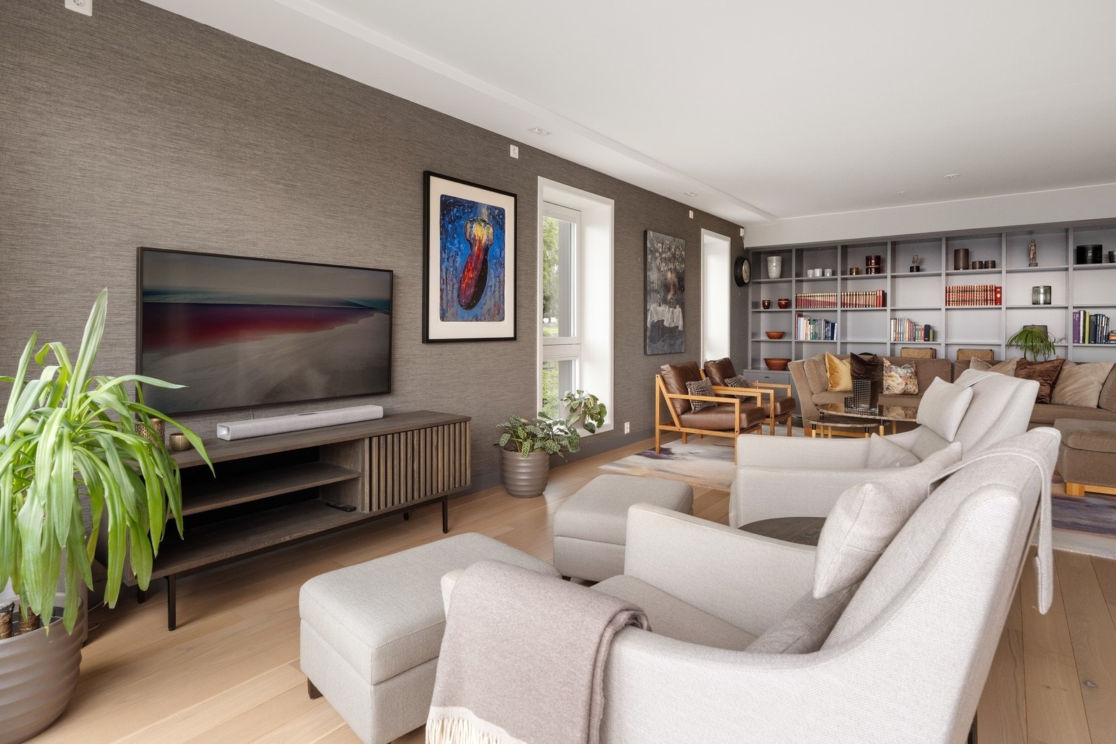 Delikat TV-sone med gjennomført stil Galleribilde