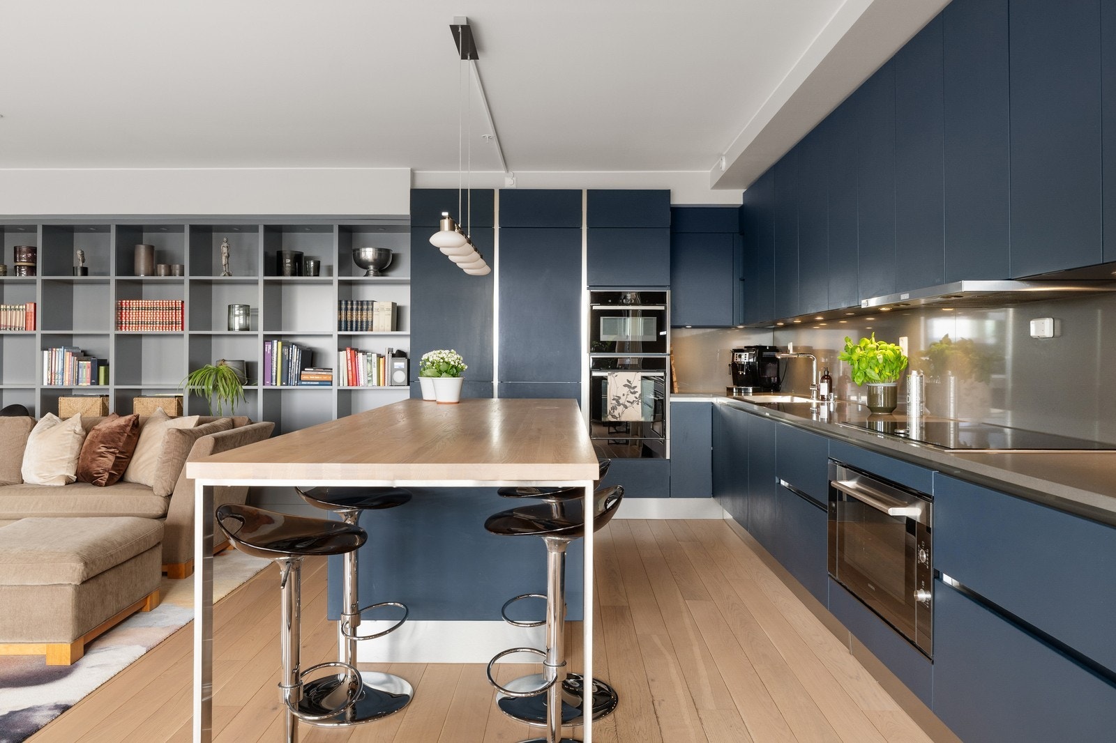 Stilrent kjøkken med gode arbeidsflater og moderne løsninger. Galleribilde