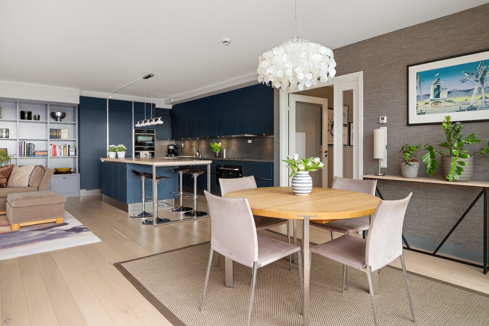 Åpen stue/kjøkken-løsning som gir en luftig og sosial atmosfære. Galleribilde