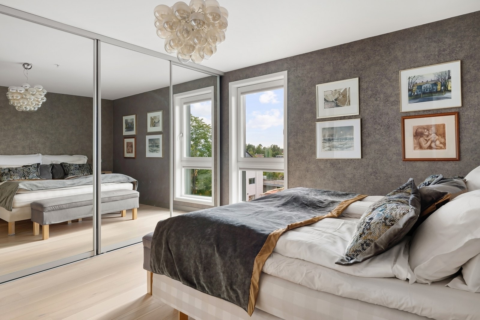 Romslig hovedsoverom med dobbeltseng og garderobeløsning. Galleribilde