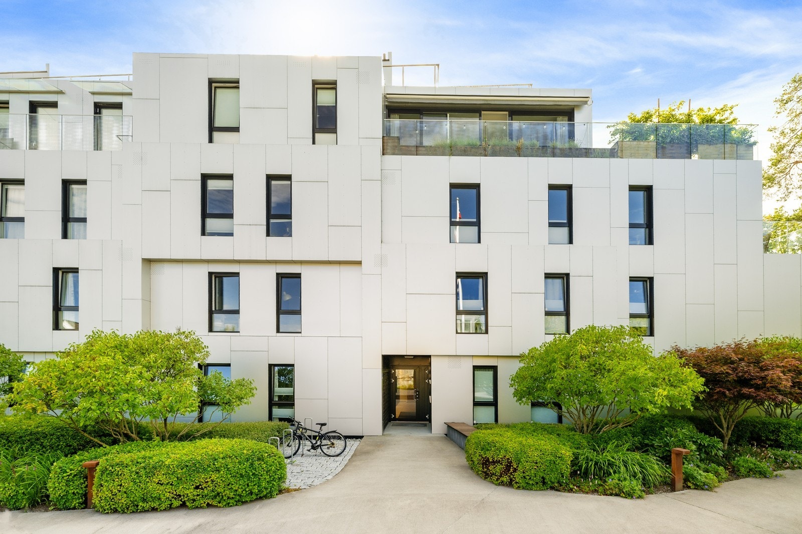 Moderne bygning fra 2017 med stilren arkitektur og flott beliggenhet. Galleribilde