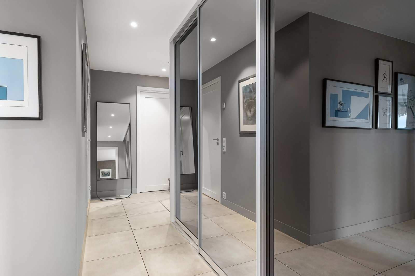 Praktisk entré med plass til sko og yttertøy. Galleribilde