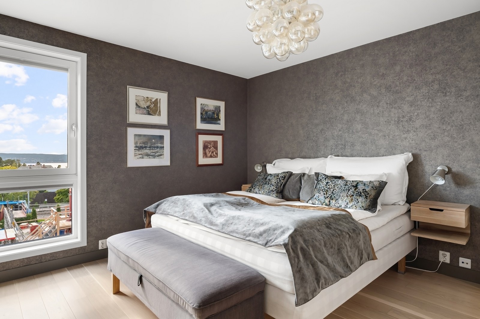 Hovedsoverom med rolig og behagelig atmosfære for hvile og avslapning. Galleribilde