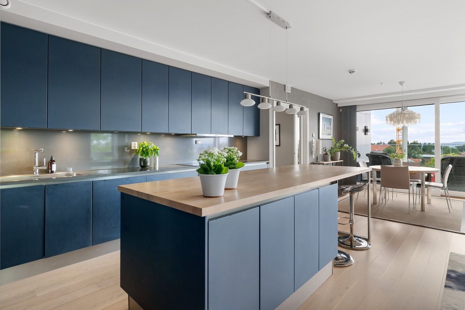 Praktisk og åpent kjøkken som skaper en naturlig forlengelse av stuen. Galleribilde