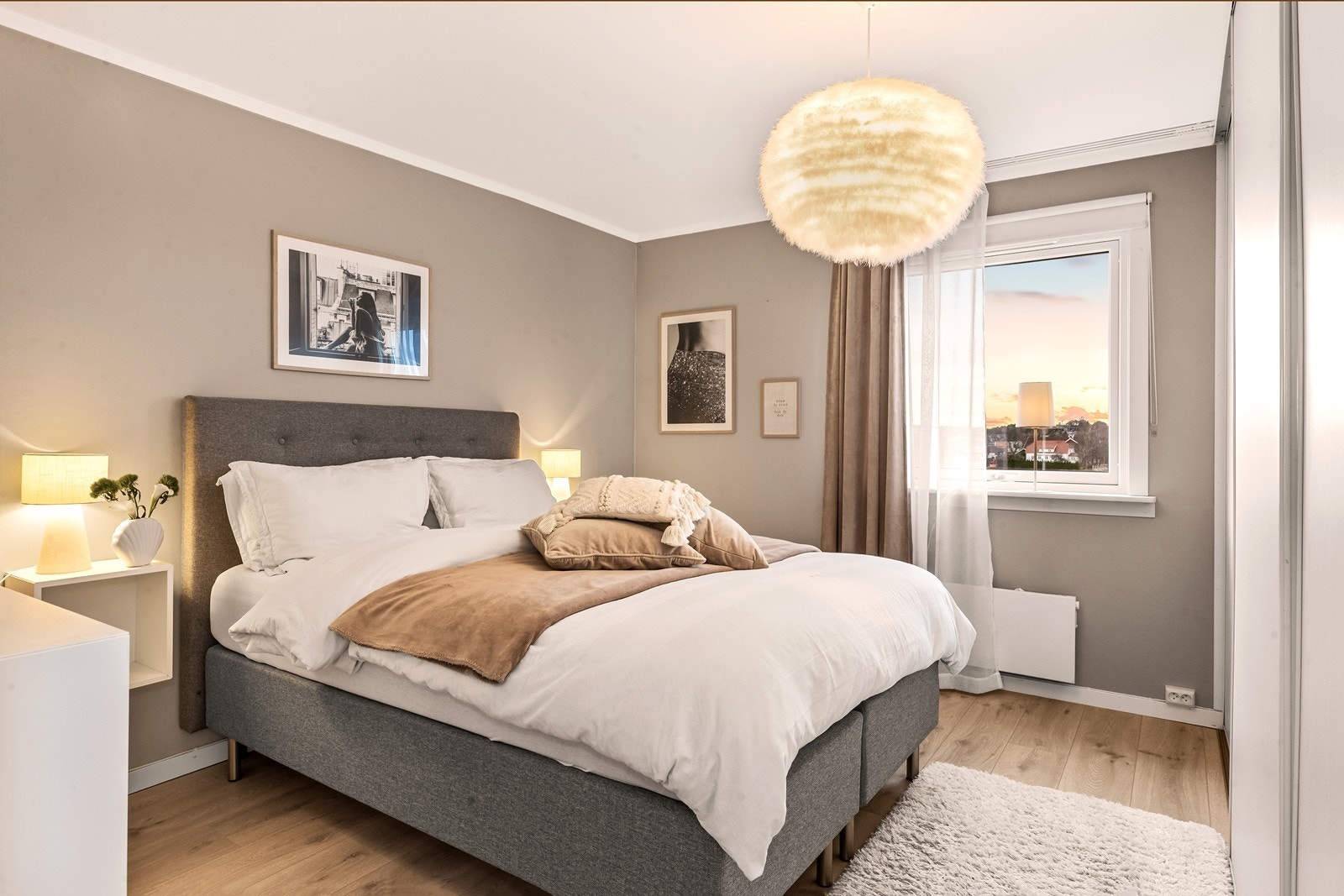 Hovedsoverom med integrerte garderobeskap Galleribilde