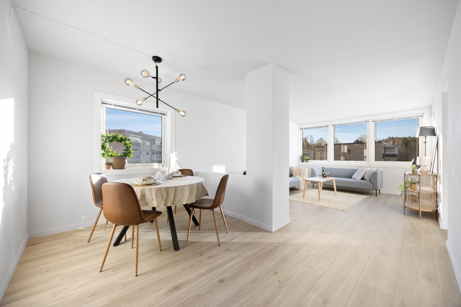 Lys og delikat stue med plass til både sofagruppe og spisebord Galleribilde