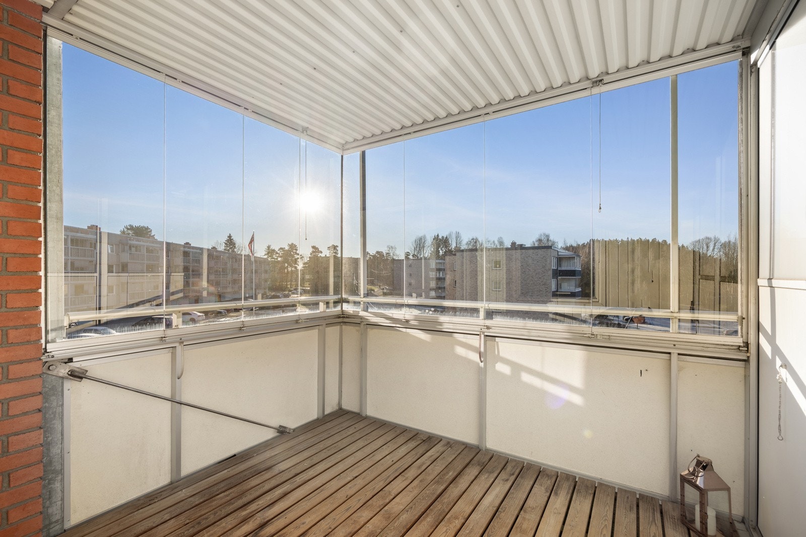 Den innglassede balkongen på 8 m² har vestvendt sol og impregnerte terrassebord, og gir et hyggelig uteopphold Galleribilde