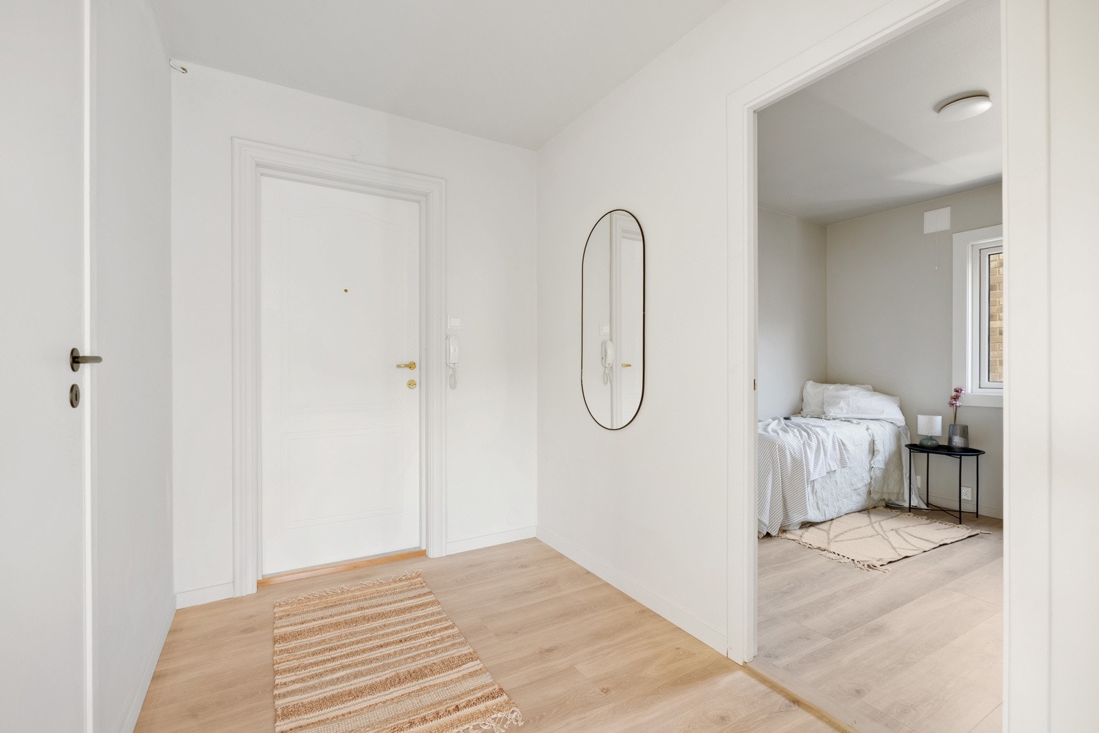 Leiligheten ligger i 4. etasje i et solid punkthus oppført i betong med teglfasade og papptekking på taket, og fremstår moderne og lys med takhøyde på 246 cm og store vindusflater som gir godt lysinnslipp. Galleribilde