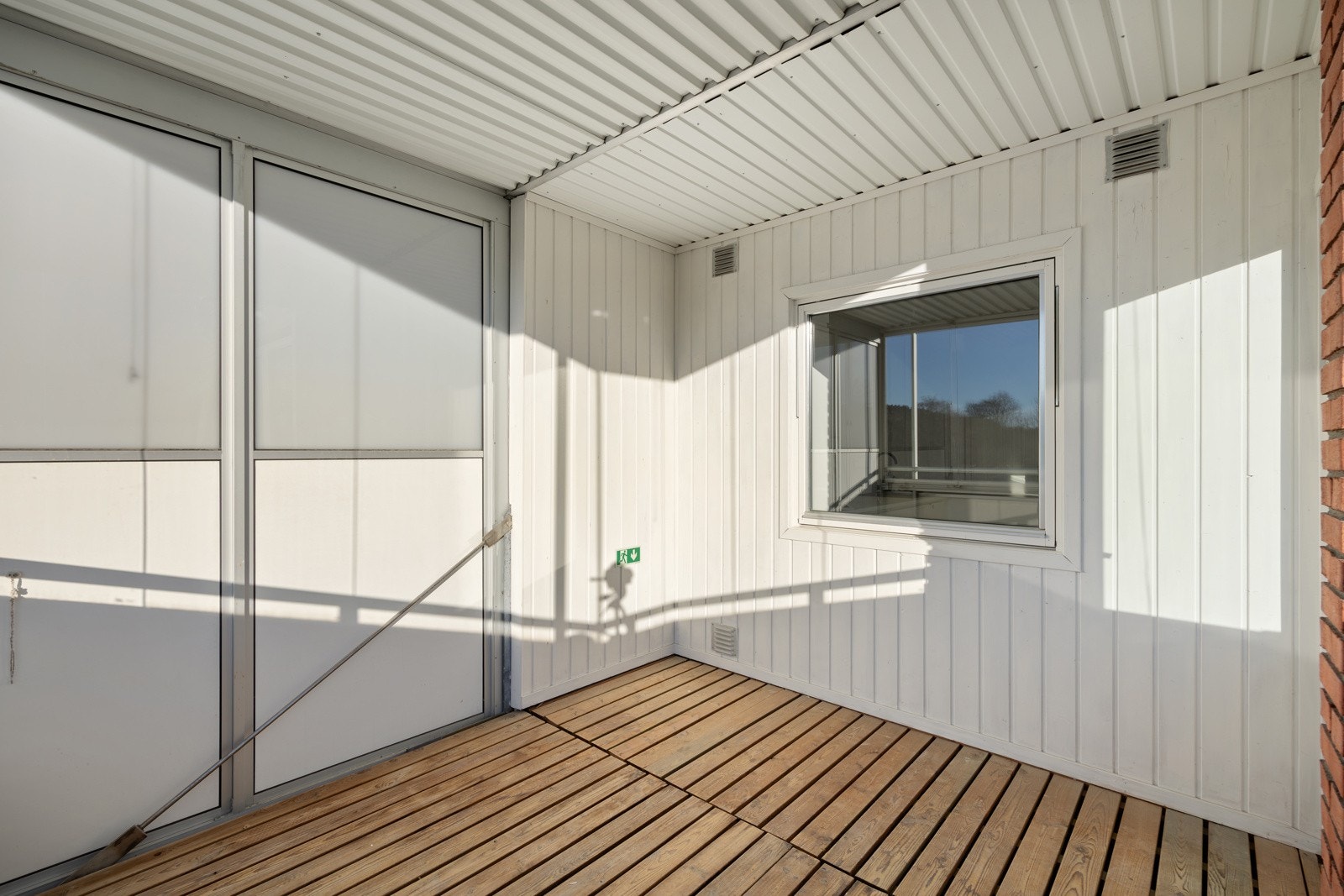 Den innglassede balkongen på 8 m² har vestvendt sol og impregnerte terrassebord, og gir et hyggelig uteopphold Galleribilde