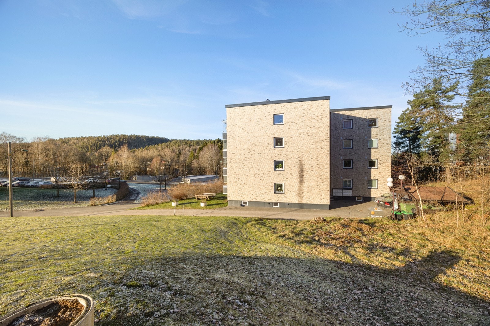 Nærmeste bussholdeplass ligger like ved boligen og tilbyr hyppige og gode forbindelser til både Skien og Porsgrunn. Det er gangavstand til dagligvarebutikk Coop Extra på Klyve, samt Grenland Senteret med blant annet Meny, apotek og blomsterbutikk. Galleribilde