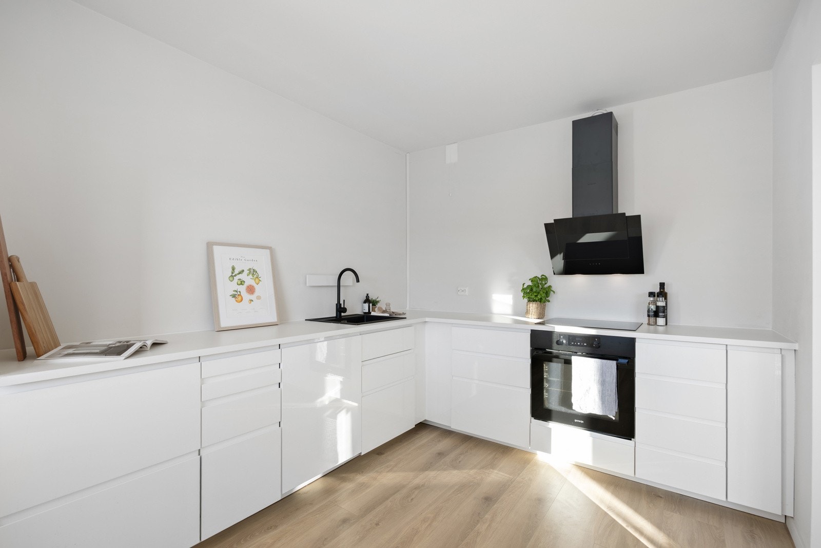 Kjøkkenet har integrerte hvitevarer inkludert kjøl/fryseskap, oppvaskmaskin, komfyr og platetopp, samt nedfelt sort komposittvask med ettgreps blandebatteri. Galleribilde