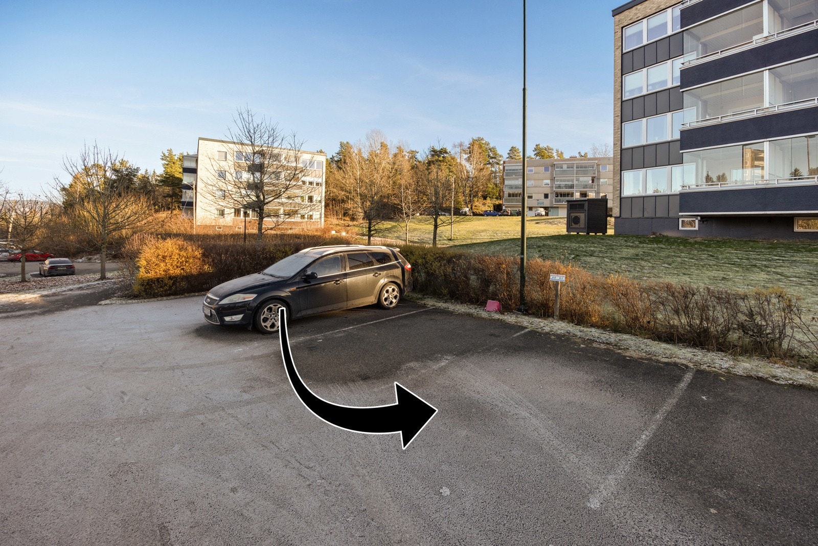 Leiligheten disponerer en egen, merket biloppstillingsplass på borettslagets felles uteområde. Borettslaget har ladestasjoner for elbil, og det finnes også flere gjesteparkeringsplasser. Galleribilde