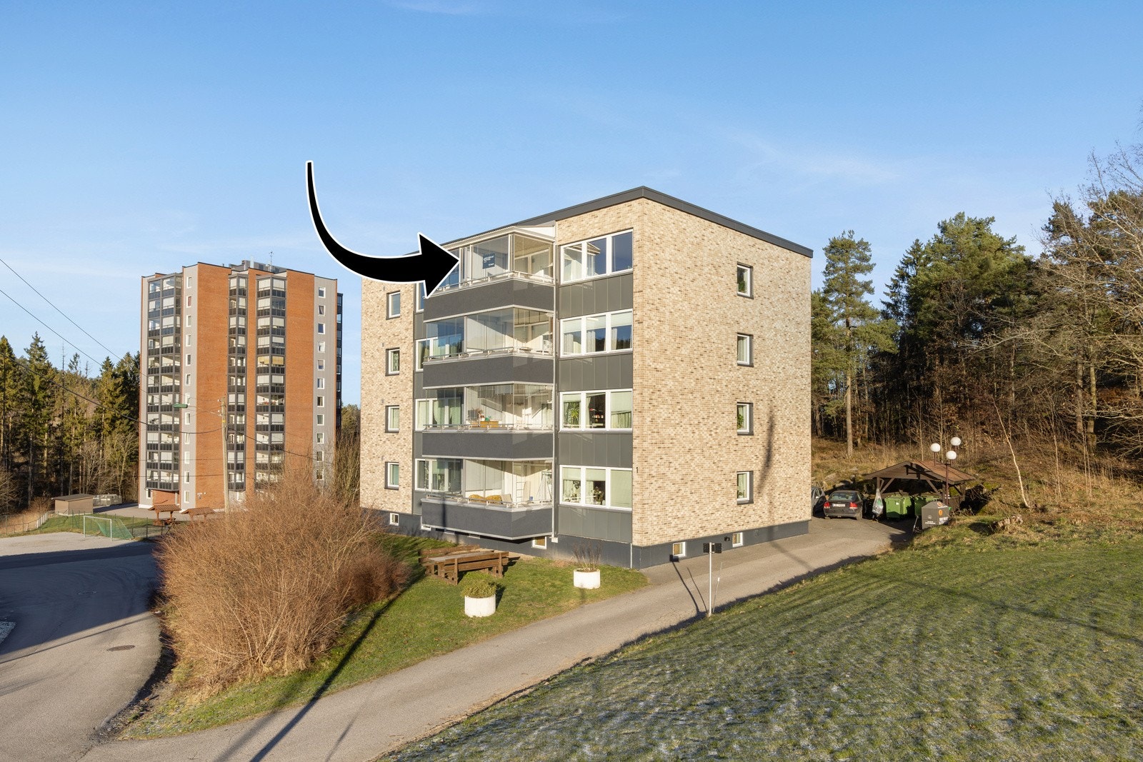 Leiligheten ligger i et rolig og attraktivt boligområde på Klyve i Skien kommune, med kort avstand til Porsgrunn sentrum. Dette gir en perfekt kombinasjon av et fredelig nærmiljø og nærhet til bylivets fasiliteter i begge byer. Galleribilde