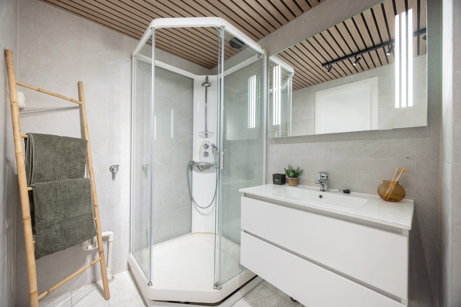 Badet har dusjkabinett, vask, toalett og opplegg til vaskemaskin, og ble rehabilitert av borettslaget i 2008, med ytterligere oppgradering i 2025 inkludert nye overflater og servantskap. Galleribilde