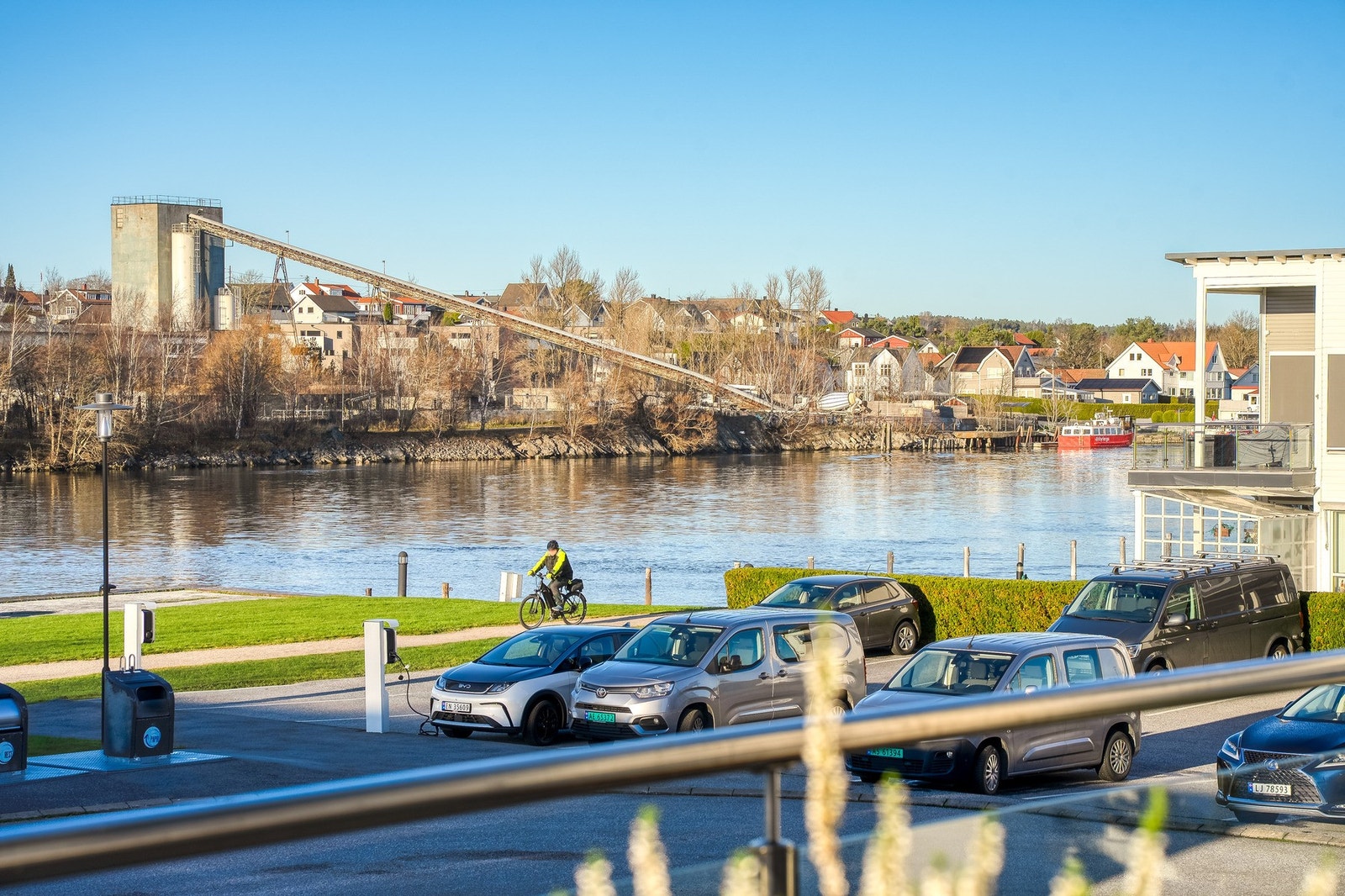 Leiligheten er orientert mot vest med gode solforhold hele dagen og flott elveutsikt Galleribilde