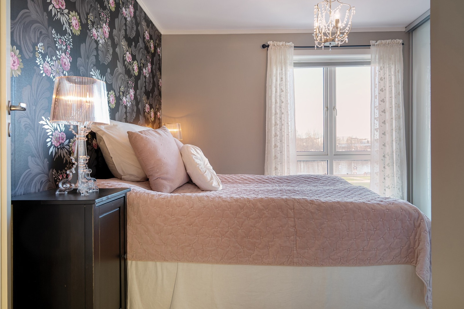 Hovedsoverommet er lyst og luftig med fin utsikt og gode garderobeløsninger. Galleribilde