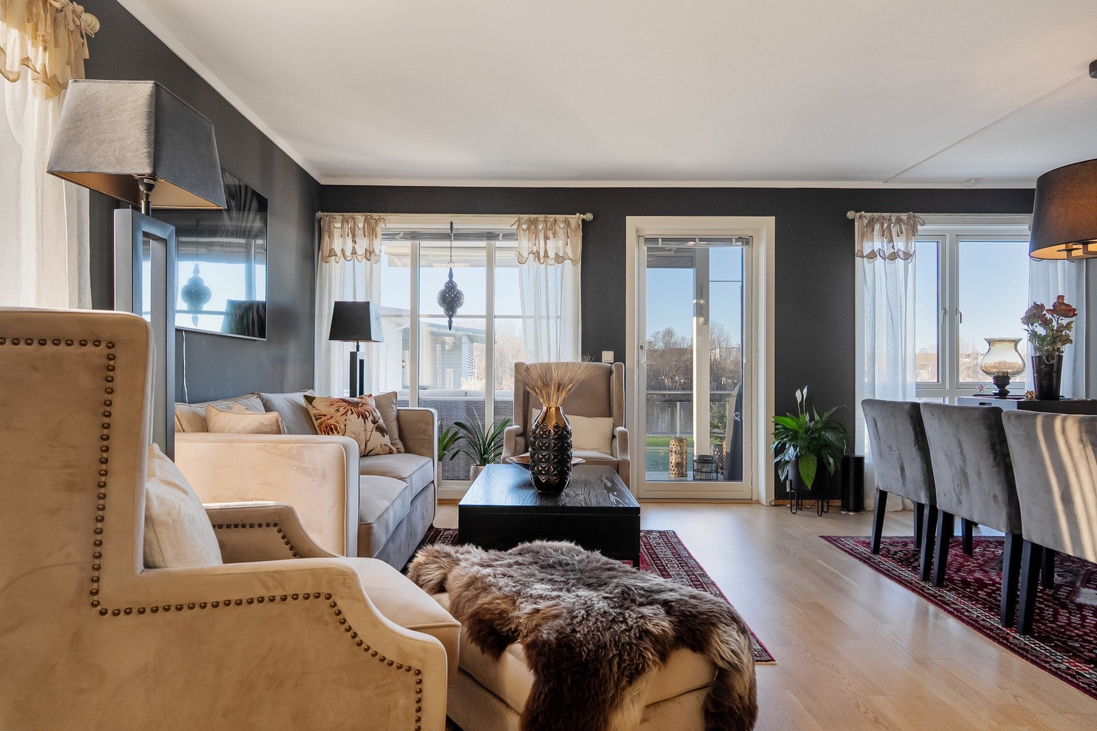 Leiligheten holder en gjennomgående god standard med tidsmessige fargeplatter Galleribilde