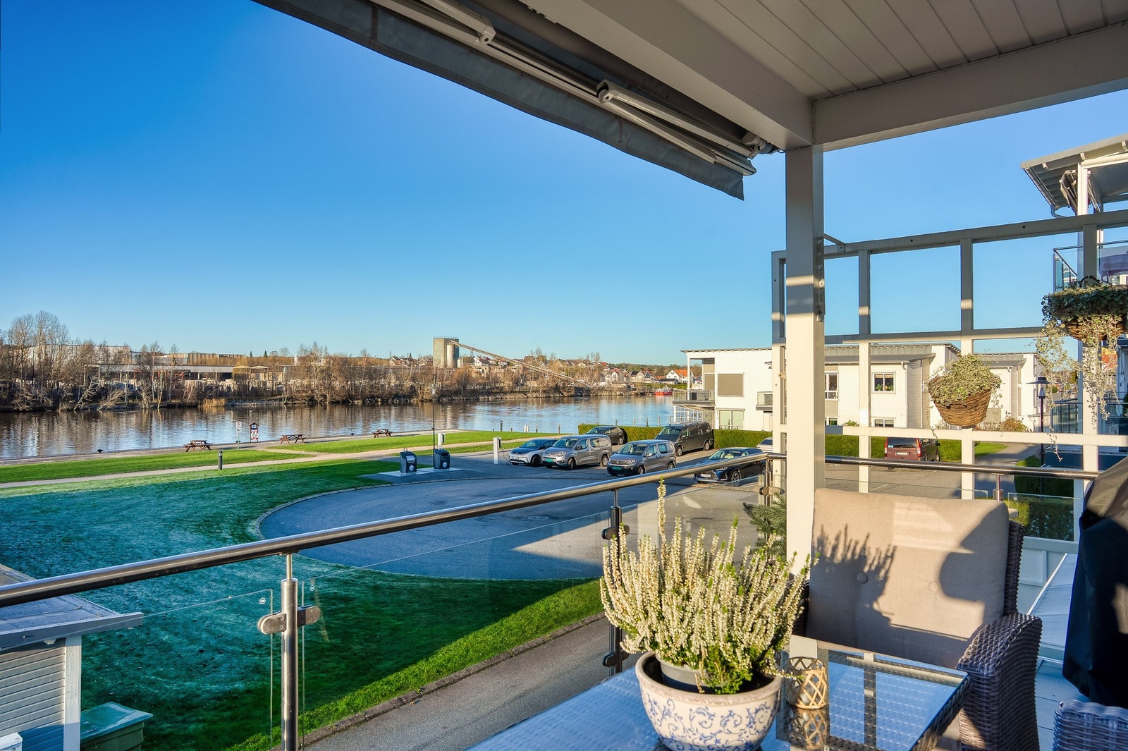 Balkongen er orientert mot vest med gode solforhold og fin elveutsikt Galleribilde