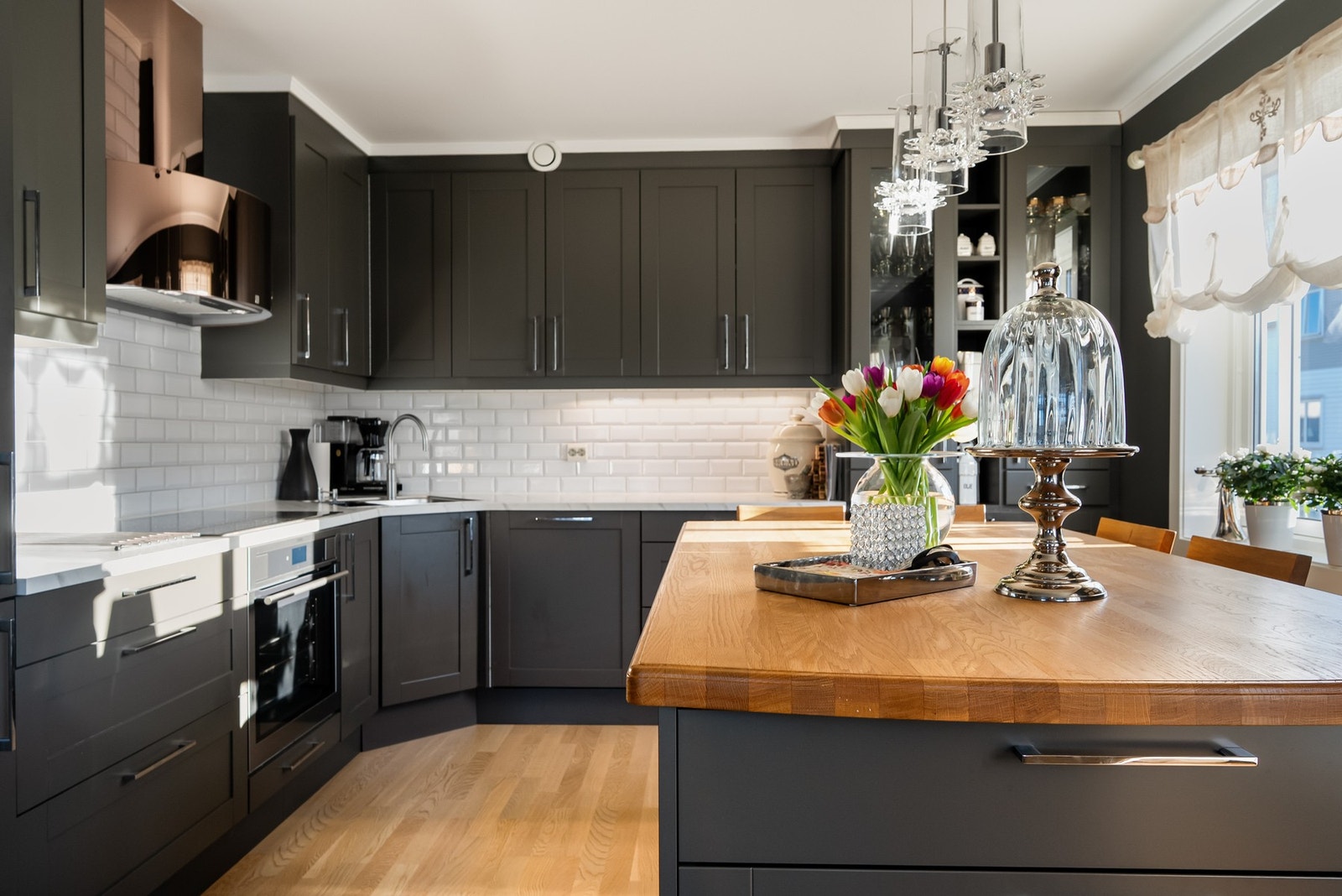 Stilren kjøkkeninnredning med profilerte fronter i fargen elegant Galleribilde