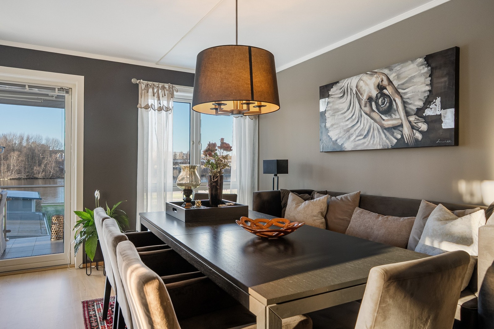 Fra stuen er det direkte utgang til en romslig, hjørneplassert balkong. Galleribilde