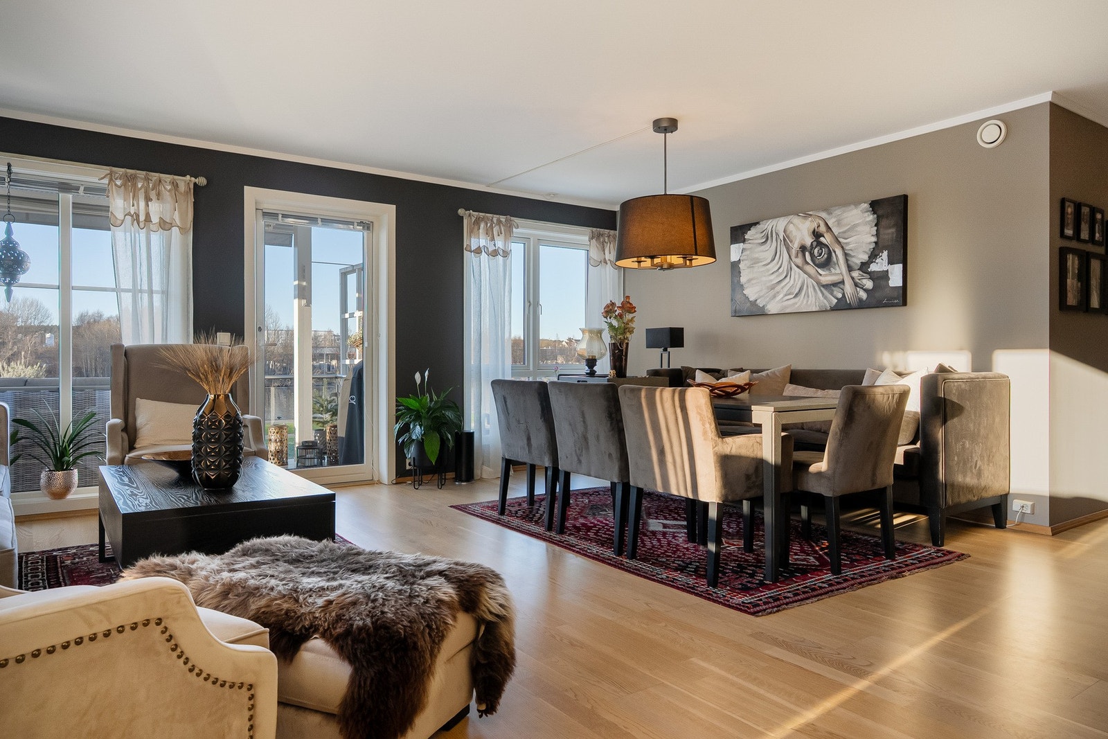 Her kan du nyte solen og den fine elveutsikten fra stuen eller fra den romslige hjørneplasserte balkongen. Galleribilde