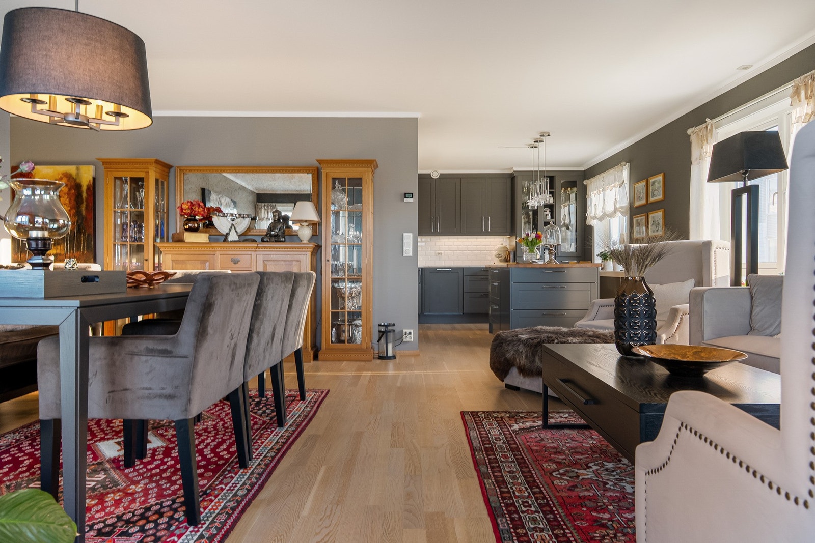 Kjøkkenet har en åpen og sosial løsning mot stuen Galleribilde