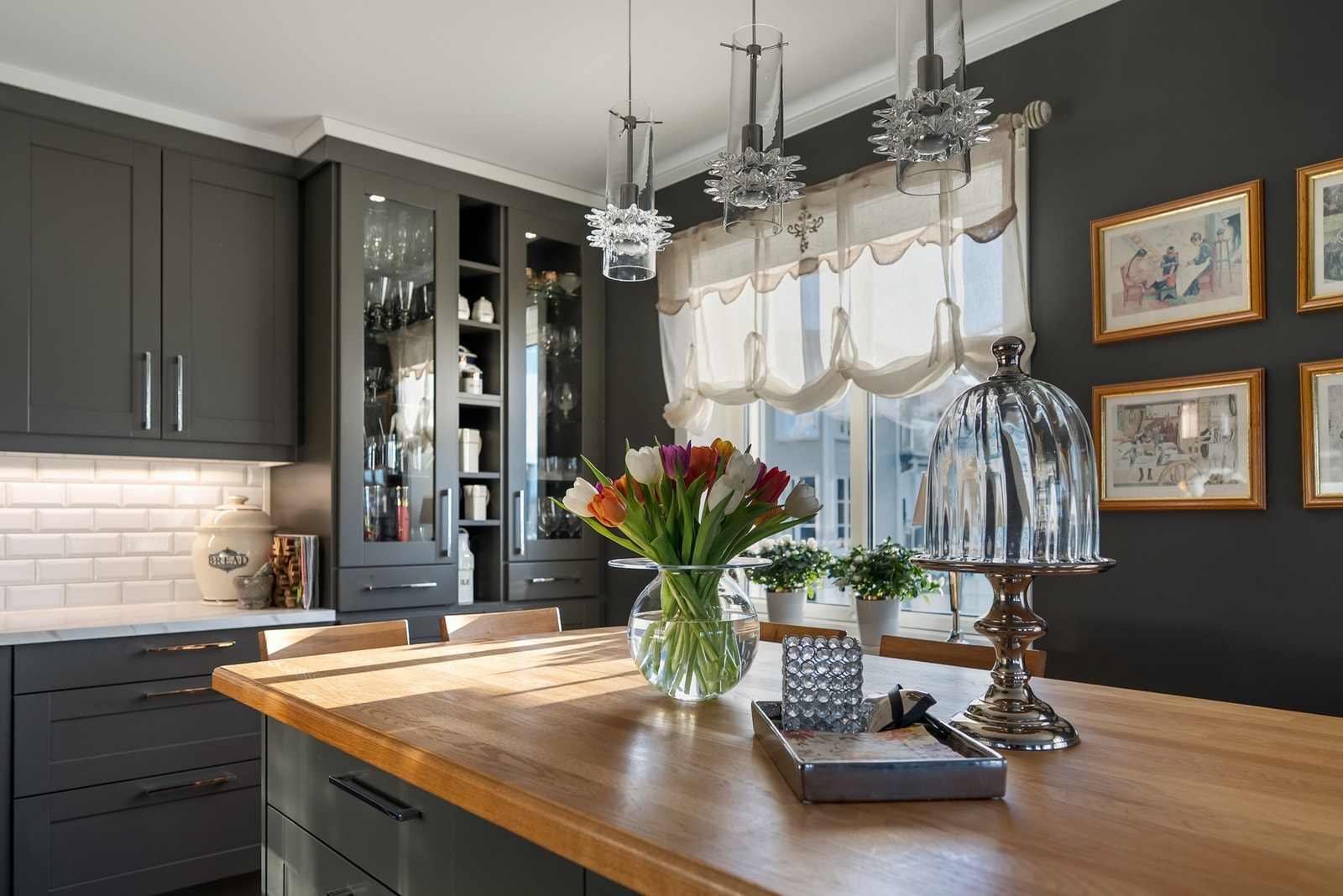 Integrert stekeovn, platetopp, oppvaskmaskin, kjøleskap med frysedel og Quooker med kokende vann rett fra krana. Galleribilde