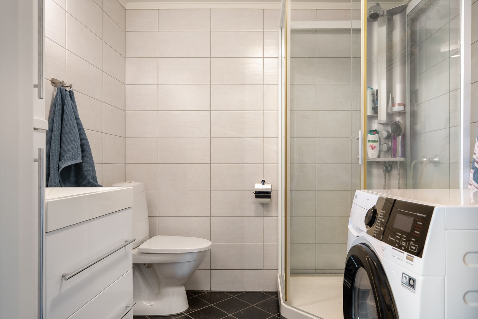 Badet er innredet med servantinnredning, dusjkabinett, toalett og opplegg for vaskemaskin. Galleribilde