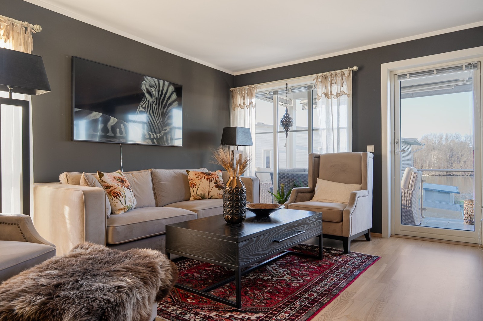 Leiligheten har en god planløsning med åpen stue- og kjøkkenløsning, tre soverom, to bad, bod og entre Galleribilde