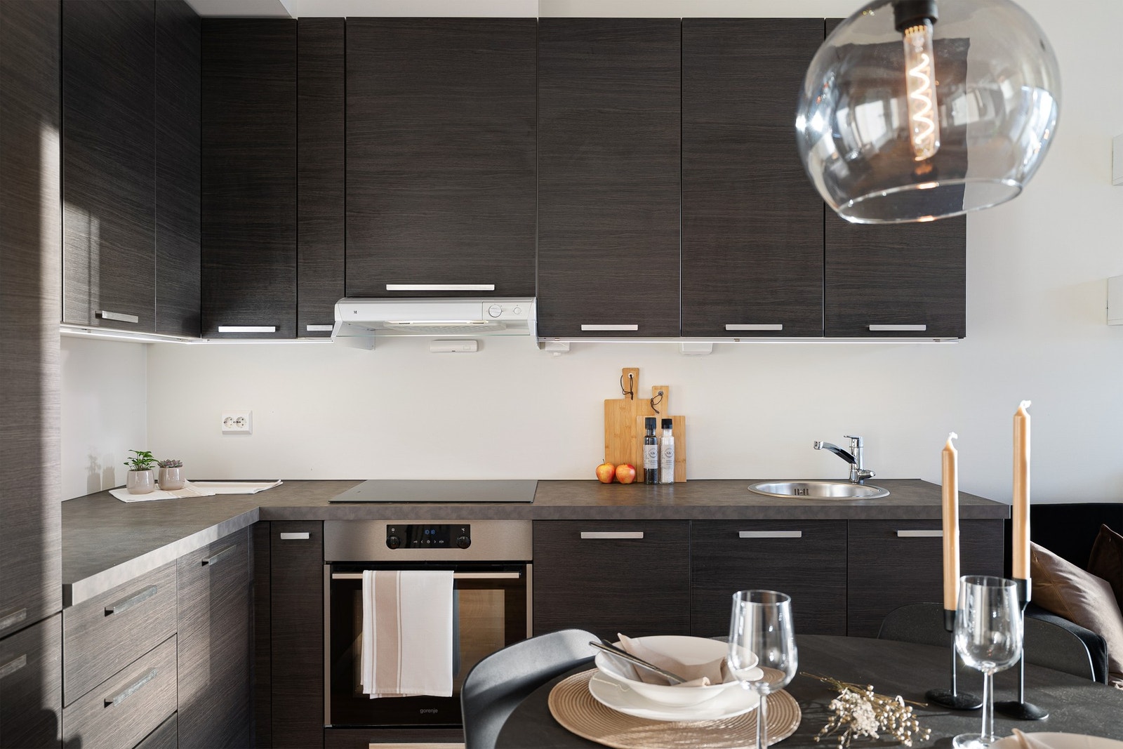 Godt med skap og benkeplass. Galleribilde