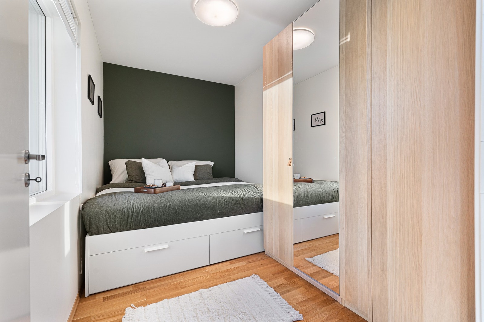 Romslig soverom på 9m². Galleribilde