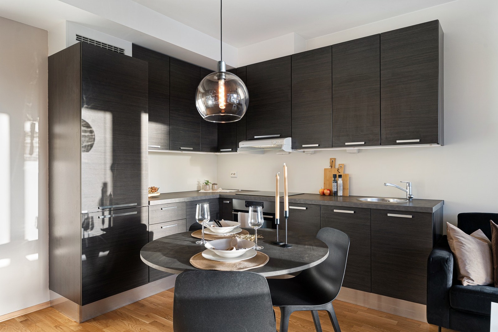 Spisebordet finner sin naturlige plass mellom stue/kjøkken. Galleribilde