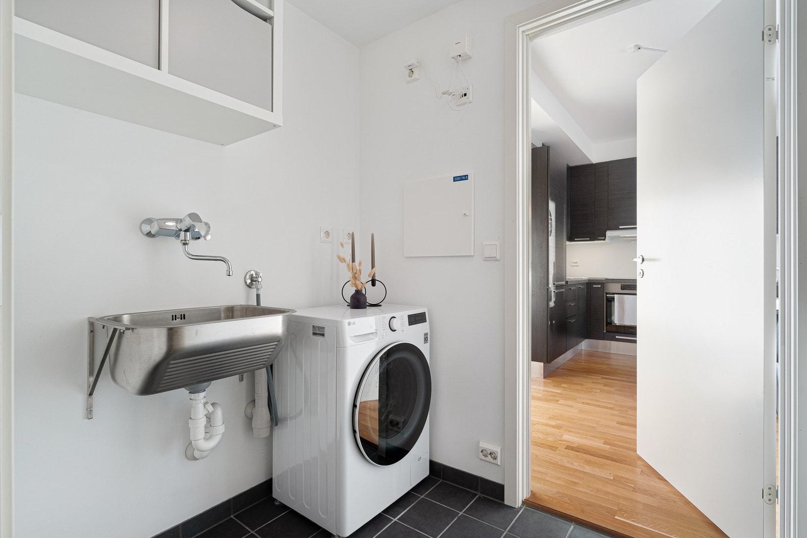 Vaskerommet har opplegg for vaskemaskin. Galleribilde